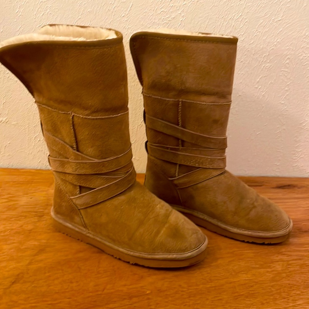 LAMO tan suede shearing lined pull on boots Women 9 fold-over top ankle straps